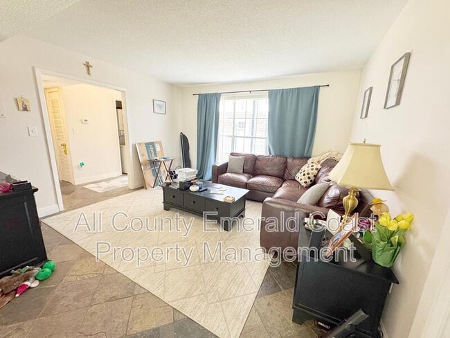 Foto del edificio - 105 Country Club Dr