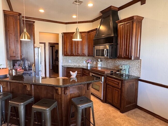 Foto del edificio - 3 bed plus office , 3 car garage with storm shelter, shop with electric and covered patio in Moor...