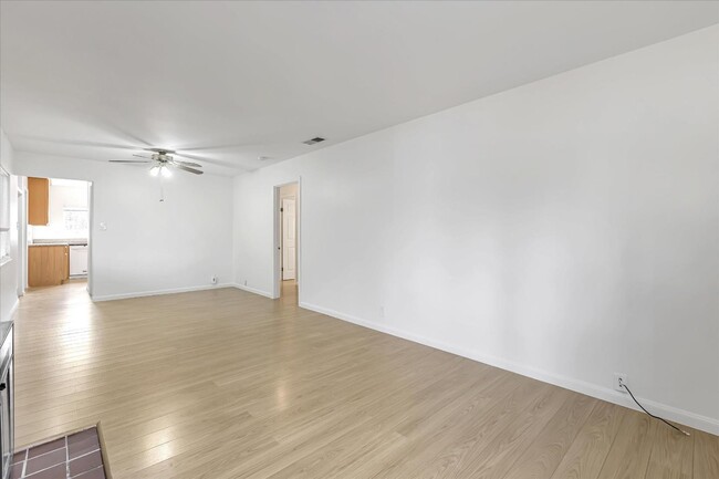 Building Photo - 1576 Moorpark Ave