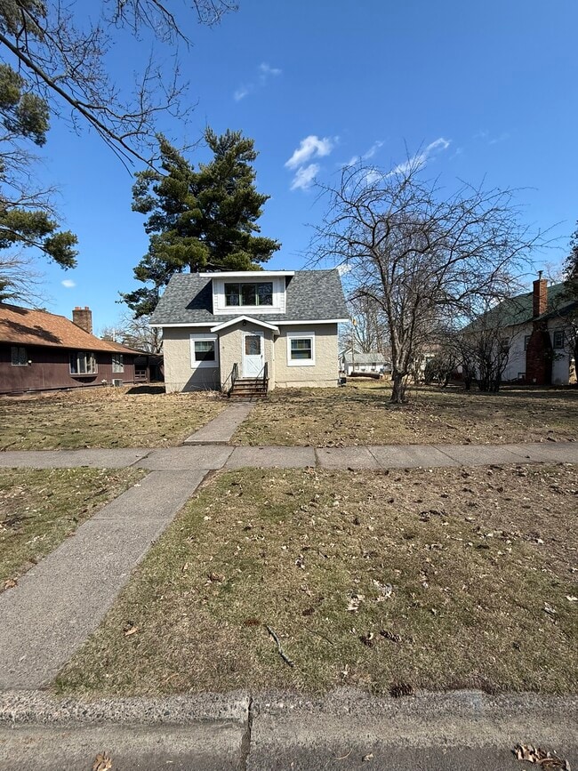 Building Photo - 823 Craite Ave