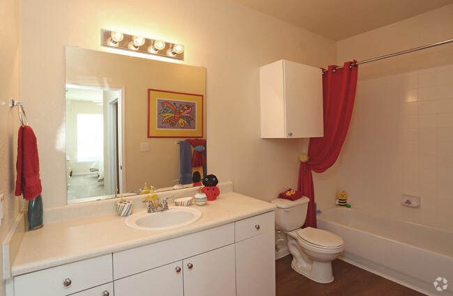 2br, 2ba_2nd Bathroom, 1139 sf - Estates at Hollister Apartments