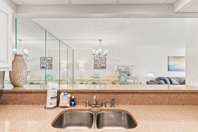 Building Photo - 8815 Thomas Dr