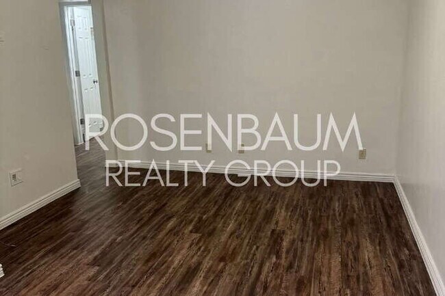 Foto del edificio - 770 N Dodge Blvd