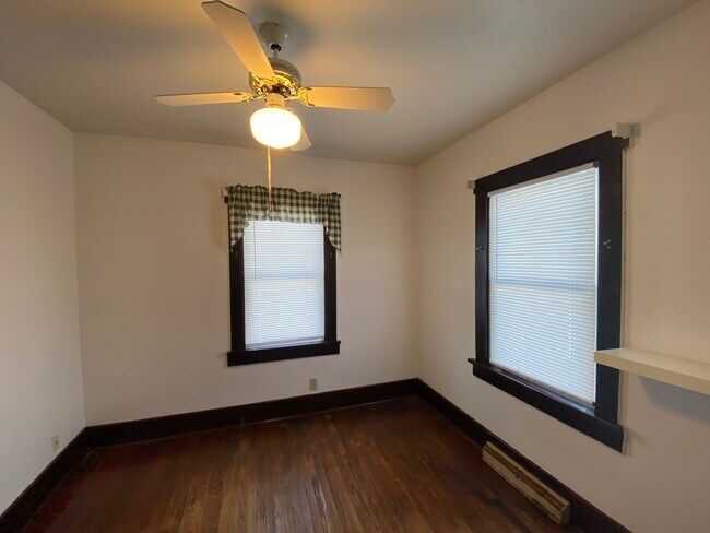 Building Photo - Fenced in back yard, 2 bed, 2 ba. Must see!!