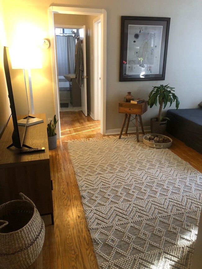 Salon - 2511 Gerrard St E