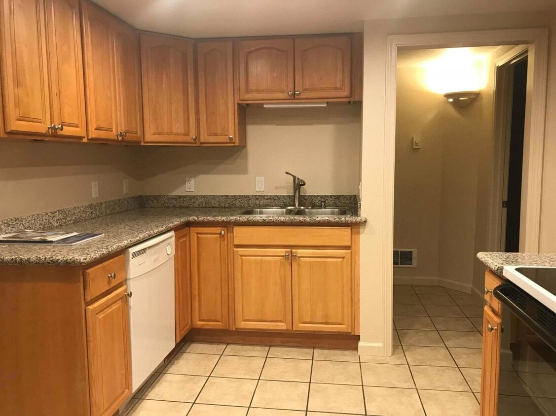 Primary Photo - Quarter Deck Apartment