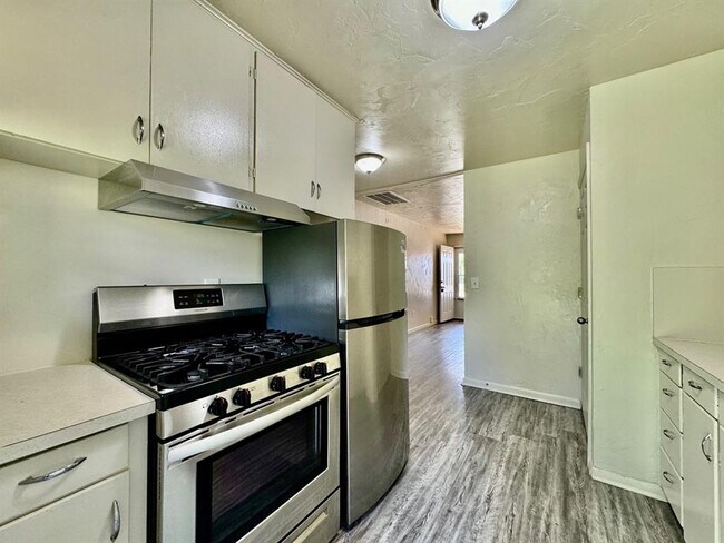 Foto del edificio - 528 N Baumann Ave