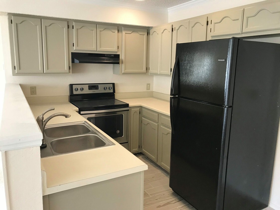 Foto principal - 2463 E 10th St