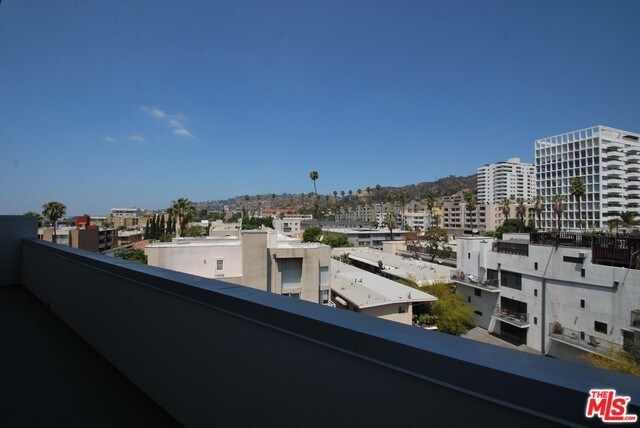 Foto del edificio - 1619 N La Brea Ave