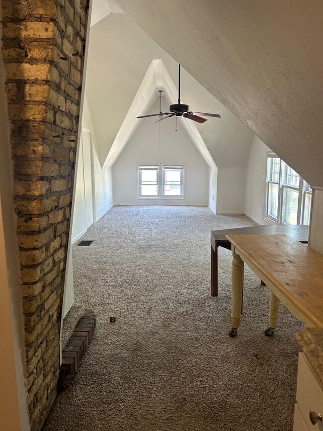 Foto del edificio - 2010 N Oakland Ave