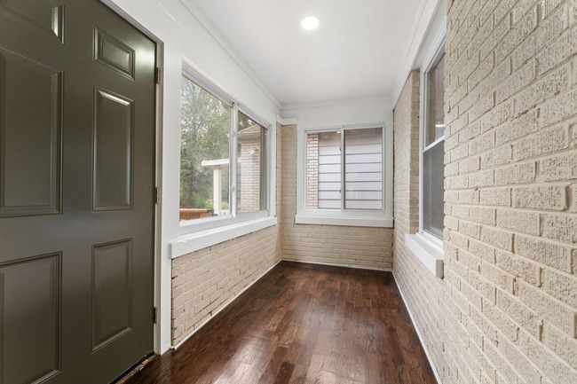 Porche acristalado - 1956 W 14th Ave