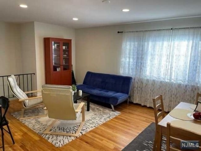 Building Photo - 577 Carpenter Pl