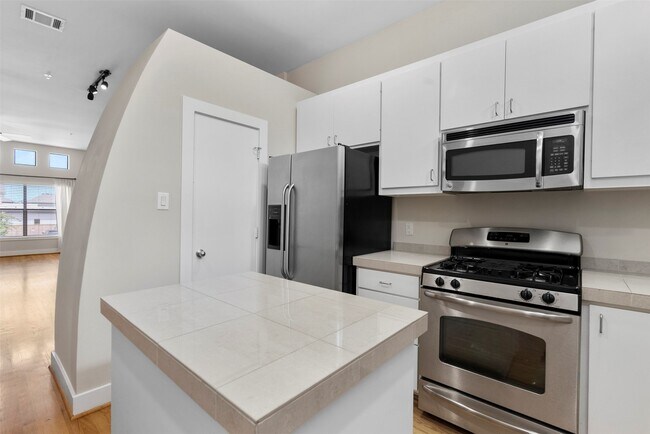 Building Photo - 8715 Meadowcroft Dr