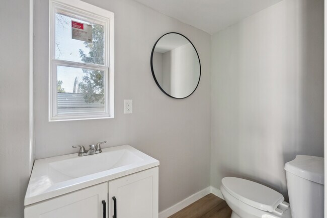 Foto del edificio - 890 E Ash St