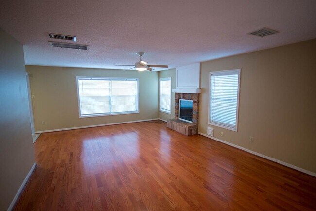 Foto del edificio - 2458 Parkwood Ln
