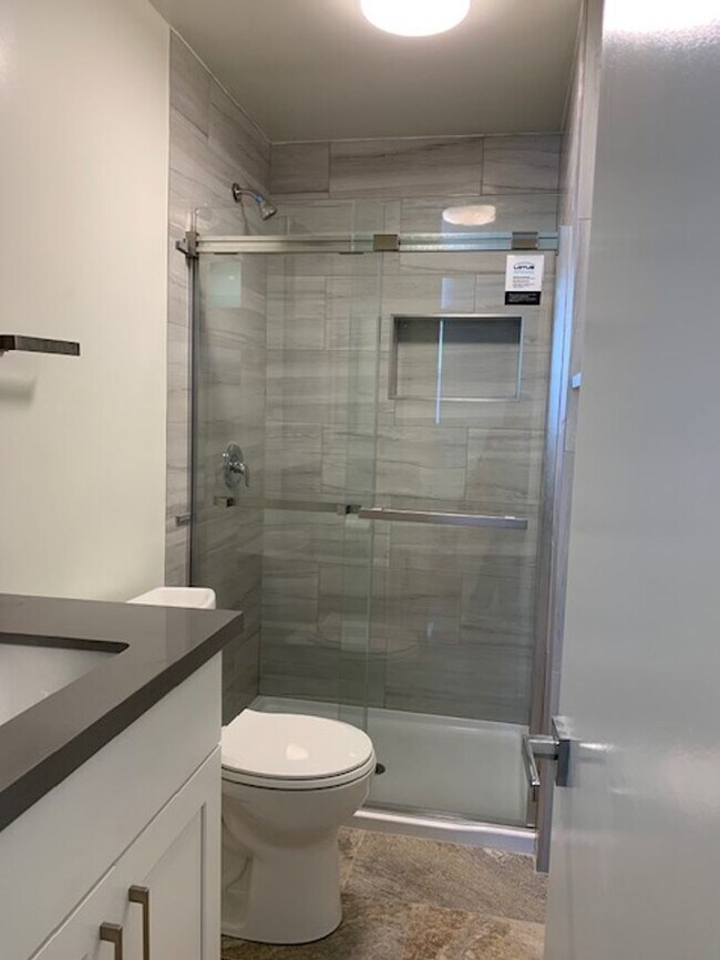 Foto del edificio - Rare Oppotunity: Freshly Remodeled 4-Bdrm/2-Ba Condo at 11th & Arizona in Santa Monica