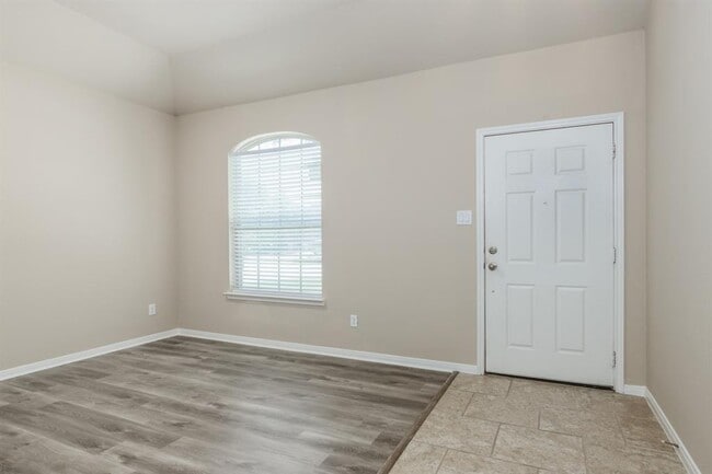 Foto del edificio - 3123 Hurst Green Ln