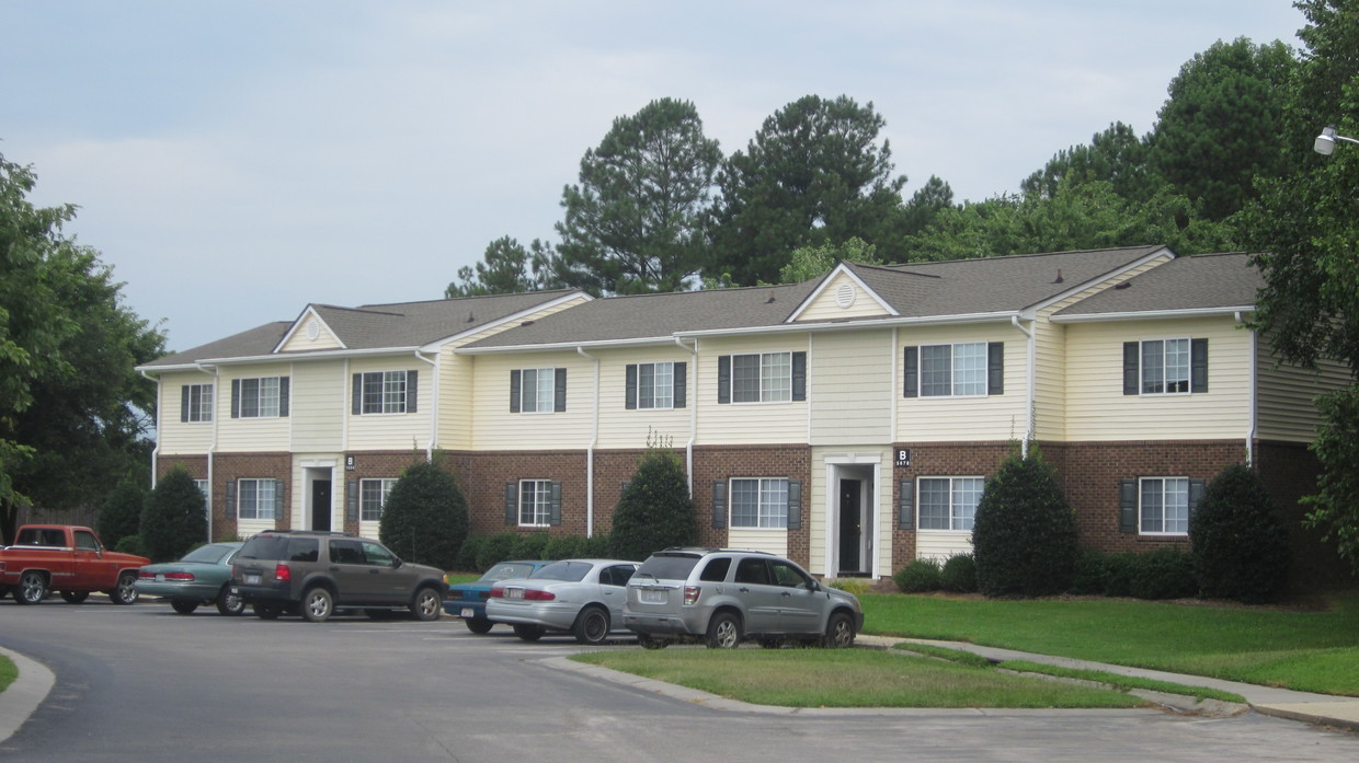 Primary Photo - Fox Ridge Apartments