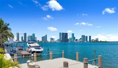 Building Photo - 1111 N Venetian Dr