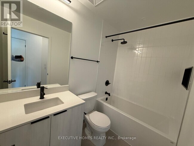 Photo du bâtiment - 2495 Eglinton Ave W