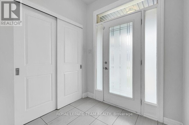 Building Photo - 174 Hawkshaw Cres