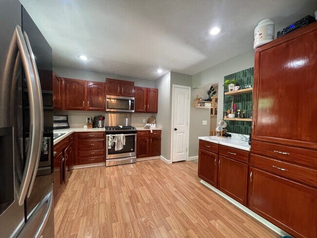 Building Photo - Bellevue Home For Rent!