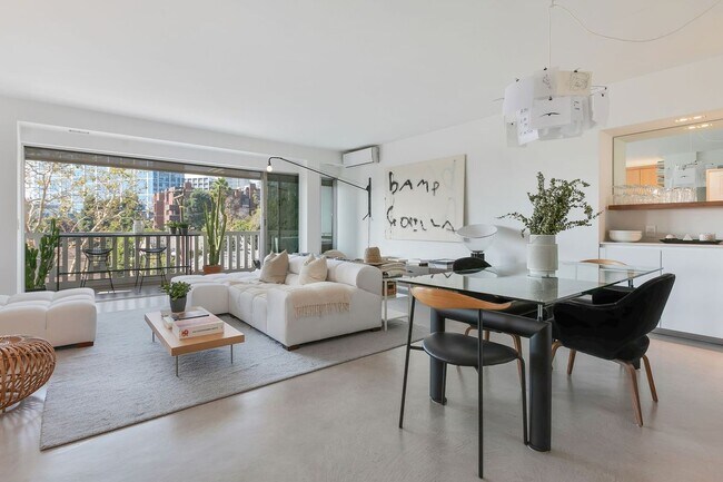 Foto del edificio - 999 N Doheny Dr