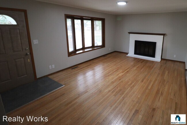 Building Photo - 3 br, 2 bath House - 8011 Maplewood Dr