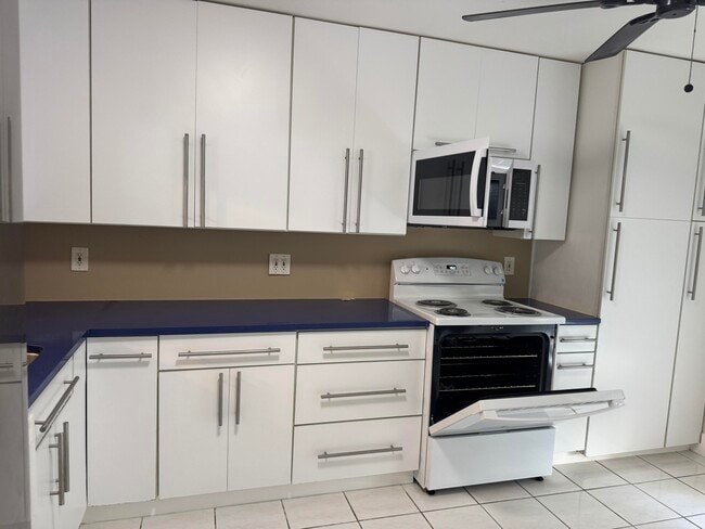 Foto del edificio - 3242 Perimeter Dr
