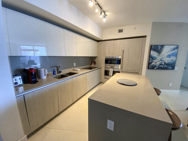 Building Photo - 4011 S Ocean Dr