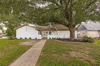 Building Photo - 10903 Holly Springs Dr