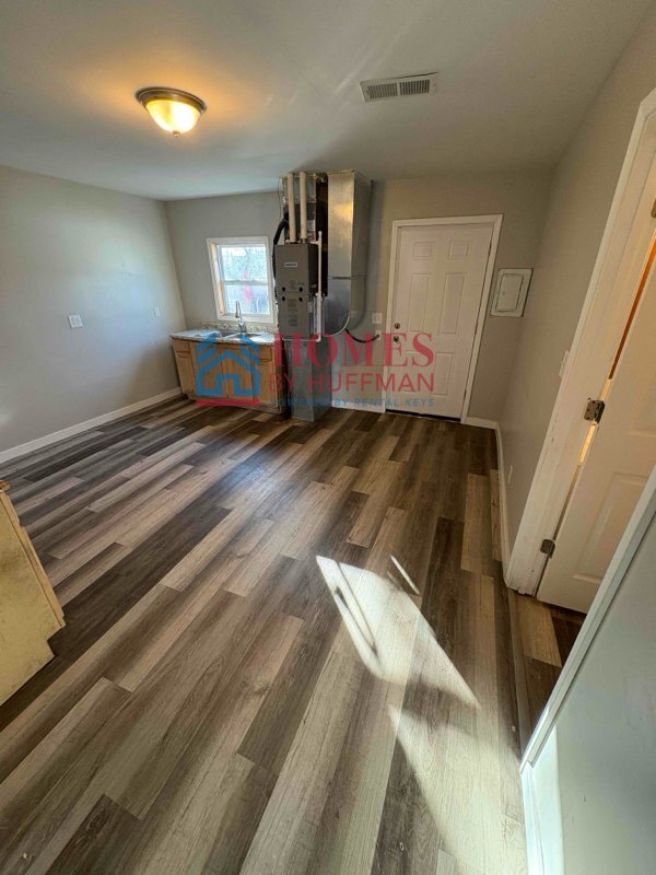 Building Photo - Two Bedroom | Westside with Garage