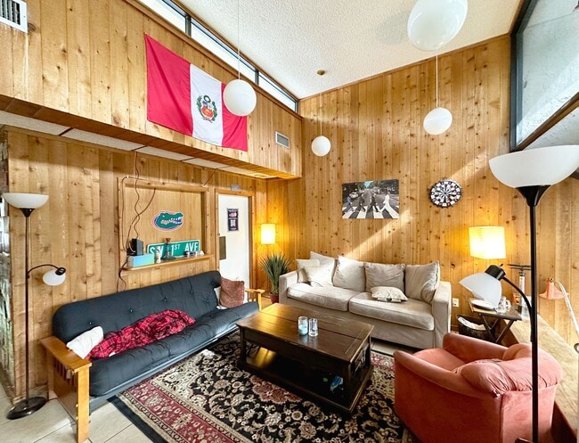 Building Photo - Huge 6 Bedroom, 3.5 Bathroom House in the ...