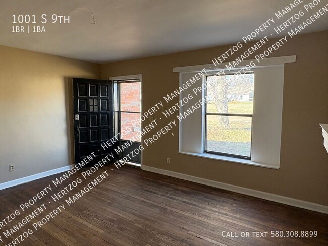 Building Photo - Freshly renovated! 1 Bedroom 1 Bath Duplex