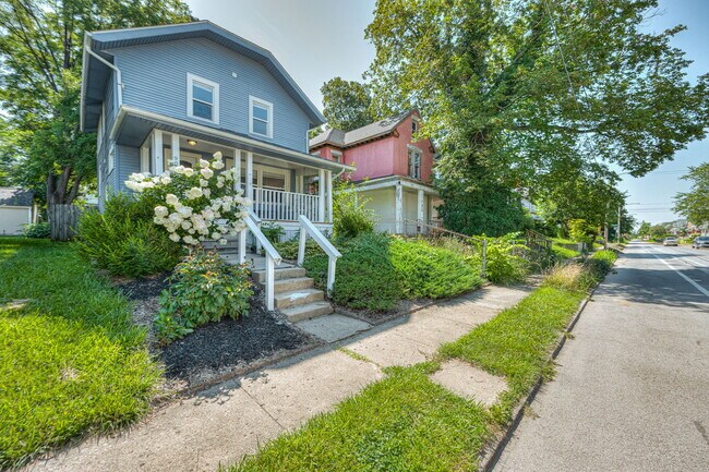 Building Photo - 906 S Champion Ave