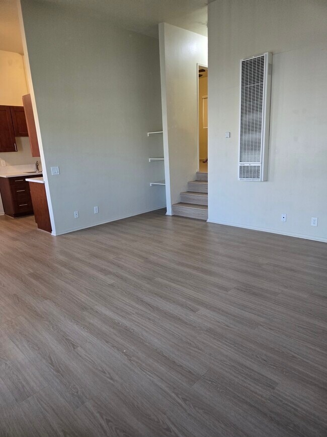 Vista de la puerta principal de la sala de estar - 733 N Hill Pl