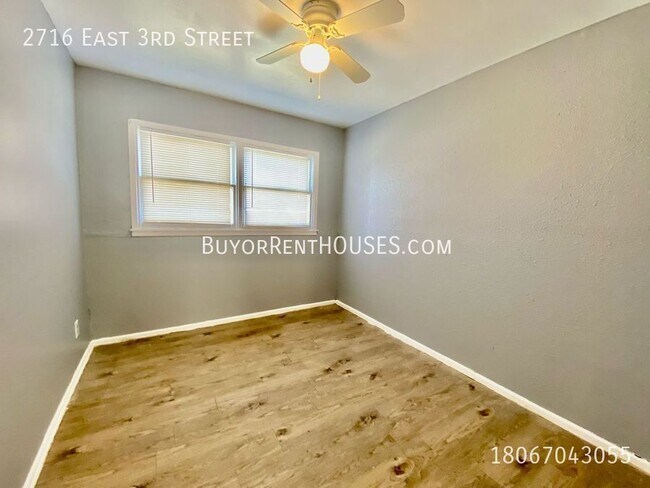 Foto del edificio - 2716 E 3rd St