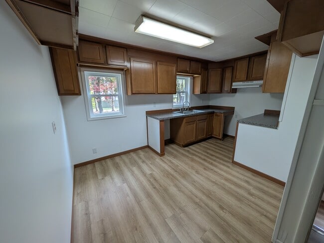 Building Photo - 415 S Silverleaf St