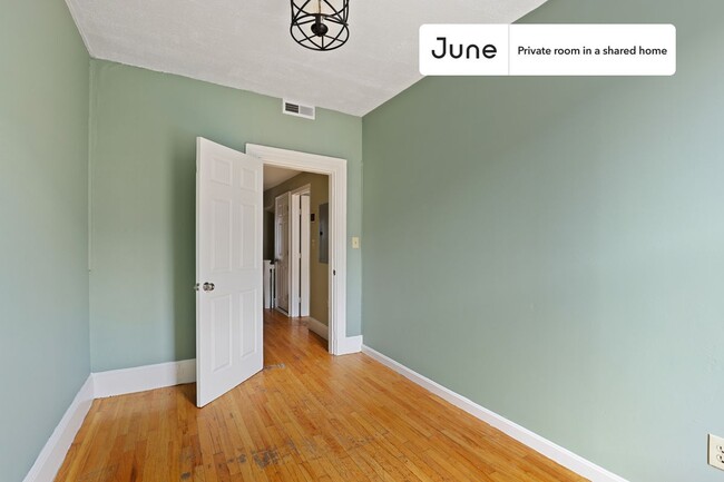 Building Photo - Private bedroom in 5 bed/2 bath Home
