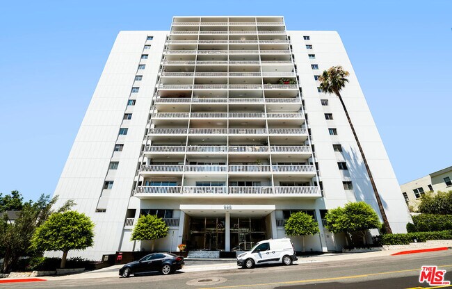 Foto del edificio - 999 N Doheny Dr