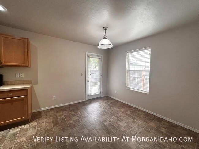 Building Photo - Spacious rooms, alley access garage, priva...