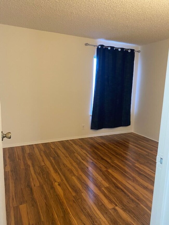 Foto del edificio - Cute 1 bdrm, 1 bath downstairs condo