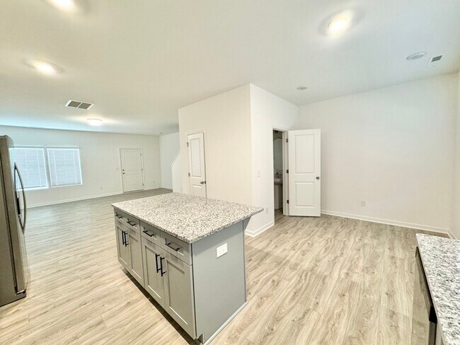 Foto del edificio - Three bedroom 2 1/2 bathroom townhome with...