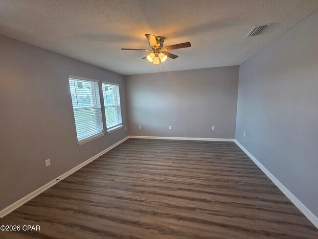 Foto del edificio - 3613 E 7th St
