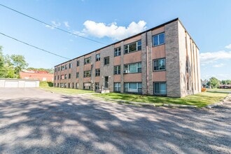 Building Photo - 25 W Redwing St