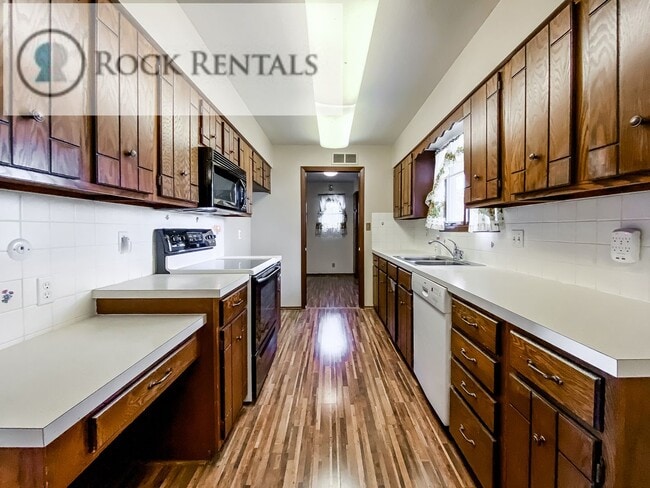 Building Photo - Beautiful 3 Bed 2 Bath Home with Two Car Garage