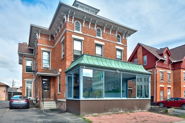 Building Photo - 217 Alexander St