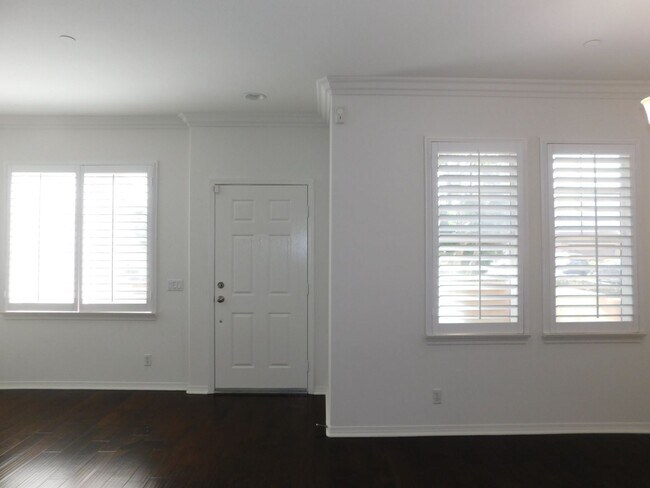 Foto del edificio - Beautiful 4 bed, 2.5 bath unit in Orange.