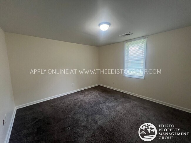 Foto del edificio - Charming 3BR Home with Screened Porch & Sp...
