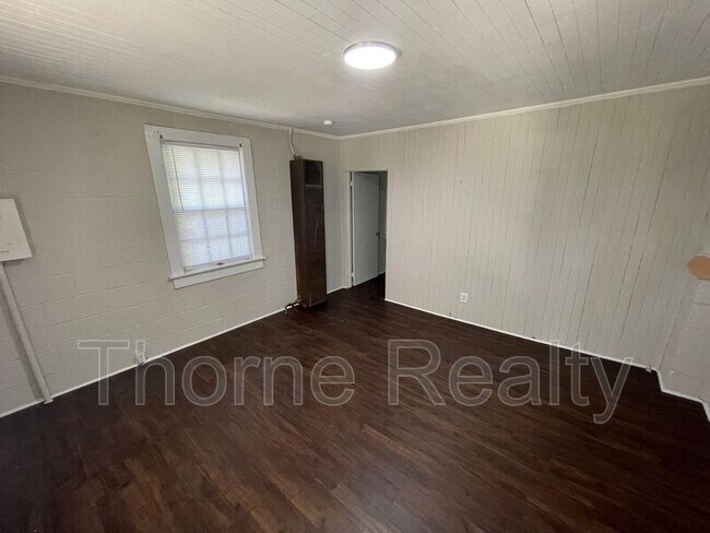 Building Photo - 505 New Bern St SE